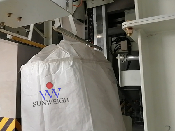 精己二酸全自动吨袋包装机投产使用